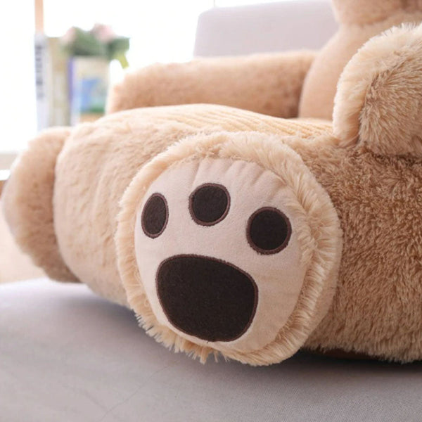 Gros plan de la patte gauche du fauteuil bébé animaux ours beige.