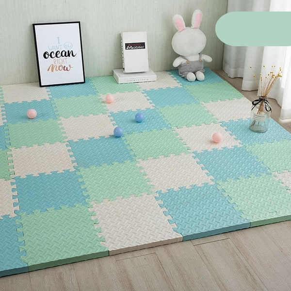 Variante Vert-Blanc-Bleu du tapis d'éveil bébé pour un espace doux et coloré.