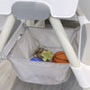 Panier de rangement sous la chaise haute bébé évolutive pour les jouets et accessoires.