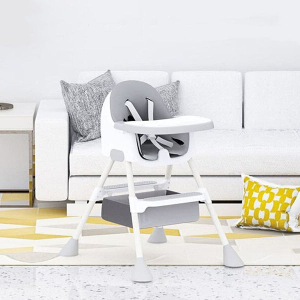 Chaise haute bébé évolutive dans un salon moderne, alliant design et fonctionnalité.