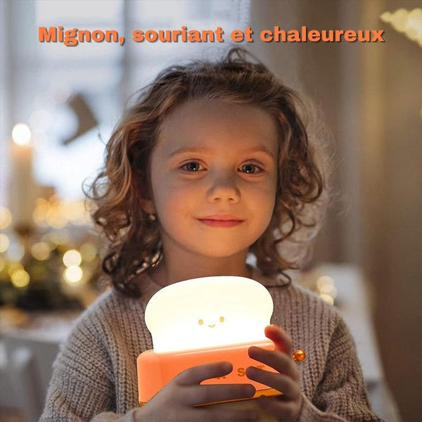 Éclairage relaxant d’une Veilleuse Grille Pain tenue par une petite fille avec un sourire.