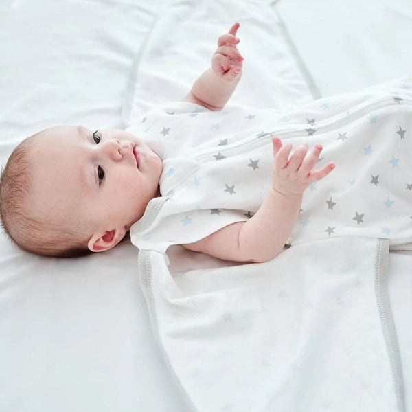 Bébé en position décontractée dans la Gigoteuse d'Emmaillotage Bébé avec bras libres.