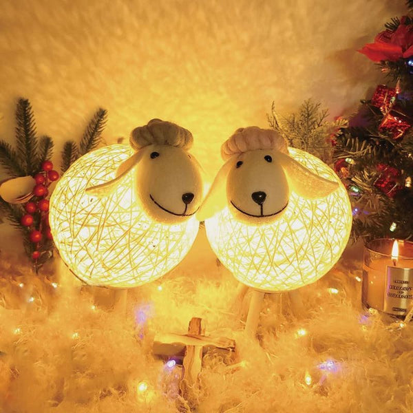 Duo de veilleuses bébé mouton créant une ambiance magique et lumineuse.