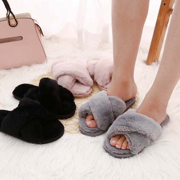 Deux couleurs de Chaussons Confortable Femme portés : gris et noir sur un tapis blanc