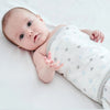 Bébé enveloppé dans la Gigoteuse d'Emmaillotage Bébé, prêt pour un sommeil paisible.