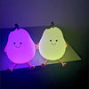 Veilleuses bébé poire lumineuses avec éclairage rose et vert dans le noir.