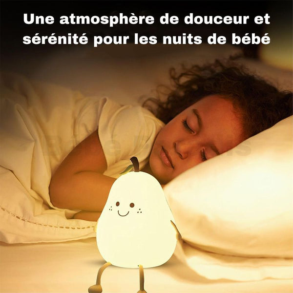 Enfant dormant paisiblement avec veilleuse bébé poire allumée à ses côtés.