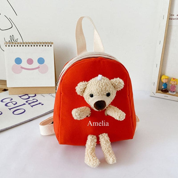 Sac à dos maternelle personnalisé rouge avec prénom 'Amelia', parfait pour enfants.