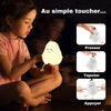 Fille tenant la veilleuse bébé poire avec différents modes tactiles : presser, tapoter, appuyer.