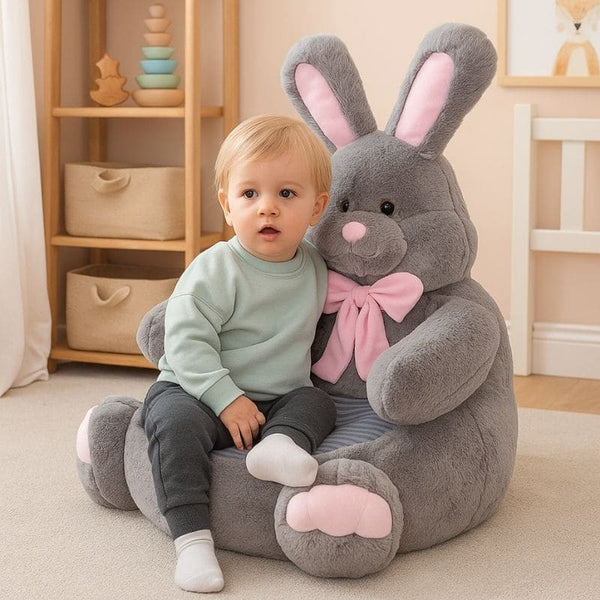 Fauteuil Bébé Animaux lapin gris avec bébé blond assis dans une chambre