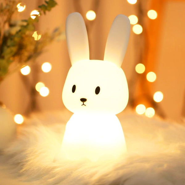 Veilleuse bébé lapin douce et lumineuse dans un décor de Noël.