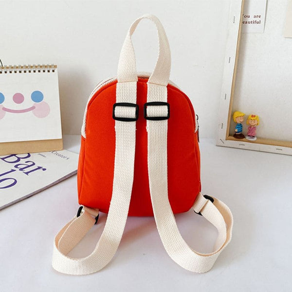 Sac à dos maternelle personnalisé rouge vu de dos, avec bretelles réglables.