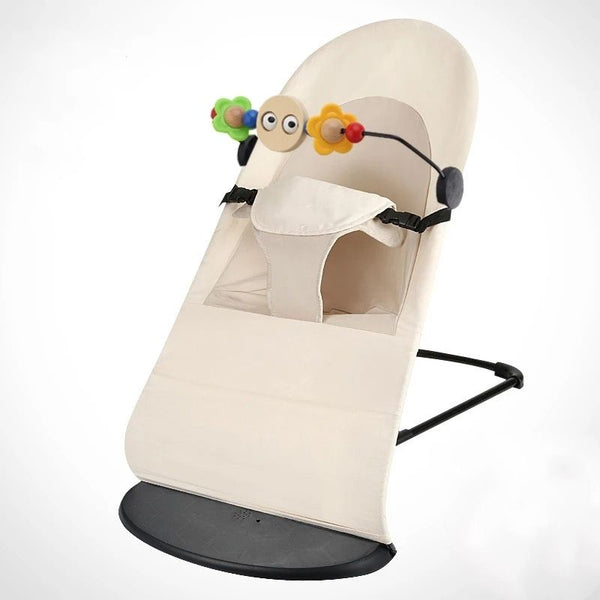 Transat bébé beige, élégant et équipé de jouets suspendus.