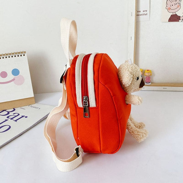 Sac à dos maternelle rouge avec ourson, parfait pour ranger les essentiels.