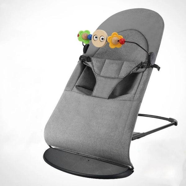 Transat bébé gris avec jouets suspendus, parfait pour le repos et le jeu.