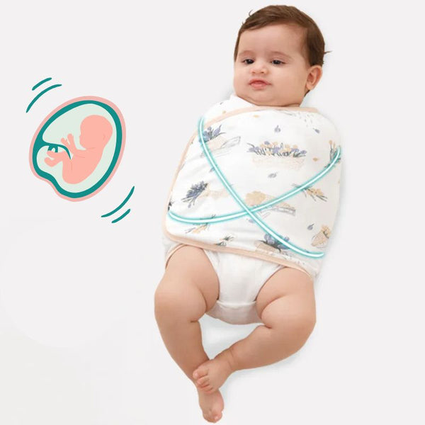 Bébé emmailloté avec soin dans une Couverture d'Emmaillotage d'Été, imitant le cocon maternel.