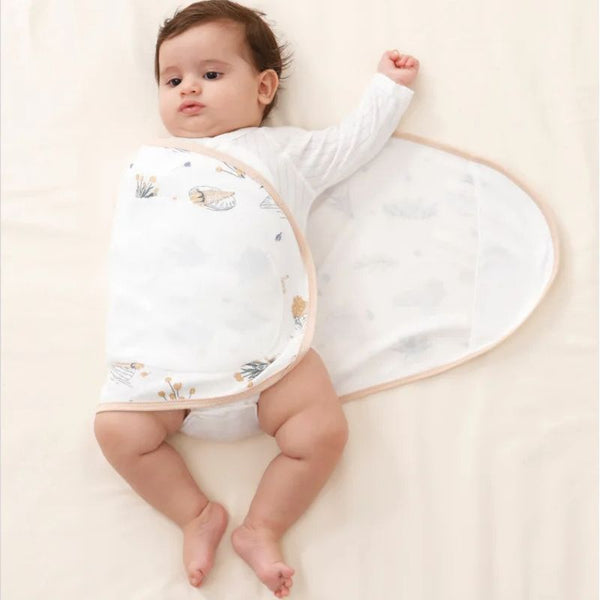 Couverture d'Emmaillotage d'Été ouverte, montrant sa conception pratique et sécurisée pour les bébés.