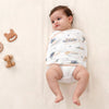 Bébé bien emmailloté dans une Couverture d'Emmaillotage d'Été légère et respirante.