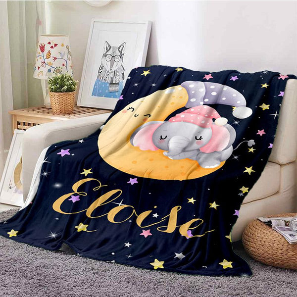 Couverture Bébé Personnalisée avec un éléphant endormi sur un croissant de lune étoilé, personnalisée avec un prénom.