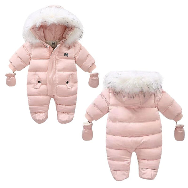 Vue avant et arrière de la Combi Pilote Bébé rose avec capuche en fausse fourrure blanche et moufles assorties.