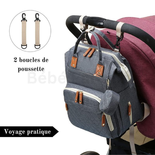 Sac à dos à langer attaché à la poussette avec crochets inclus.