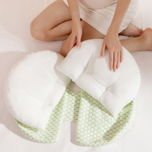 Femme ajustant les compartiments du Coussin de Grossesse BumpPillow-H grâce à son design modulaire.