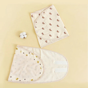 Couverture d'Emmaillotage d'Été soigneusement pliée, pratique et légère pour les déplacements.