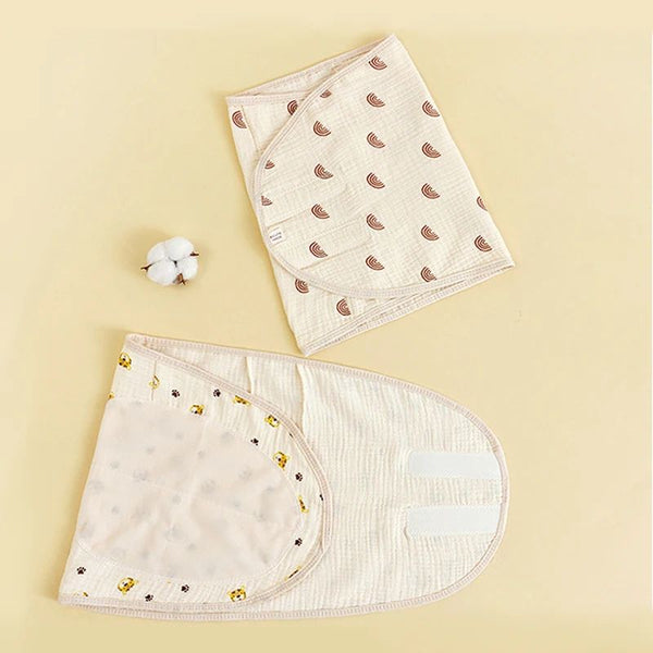 Couverture d'Emmaillotage d'Été soigneusement pliée, pratique et légère pour les déplacements.