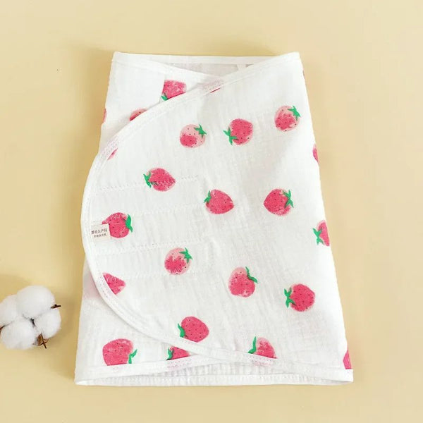 Modèle avec motif de fraises pour la Couverture d'Emmaillotage d'Été BabyWrap, design unique.