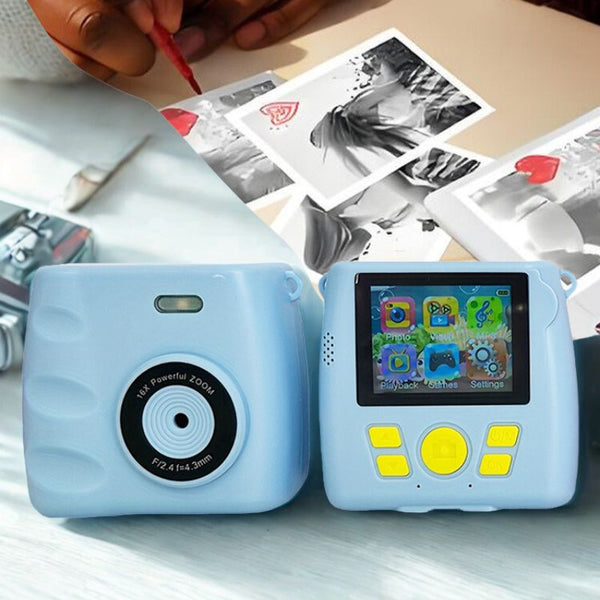 ecto et verso d’un Appareil Photo Enfant bleu à Impression Instantanée avec une main en train de colorier des photos en noir et blanc sur une table