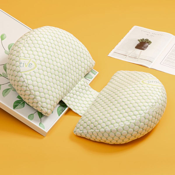 Vue rapprochée du Coussin de Grossesse BumpPillow-Duo exposé sur une table jaune.
