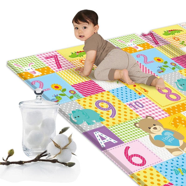 Tapis d'éveil Montessori BabySteps avec bébé en plein apprentissage ludique.