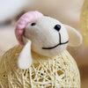 Tête du mouton en feutrine de laine bio sur veilleuse LED en rotin.