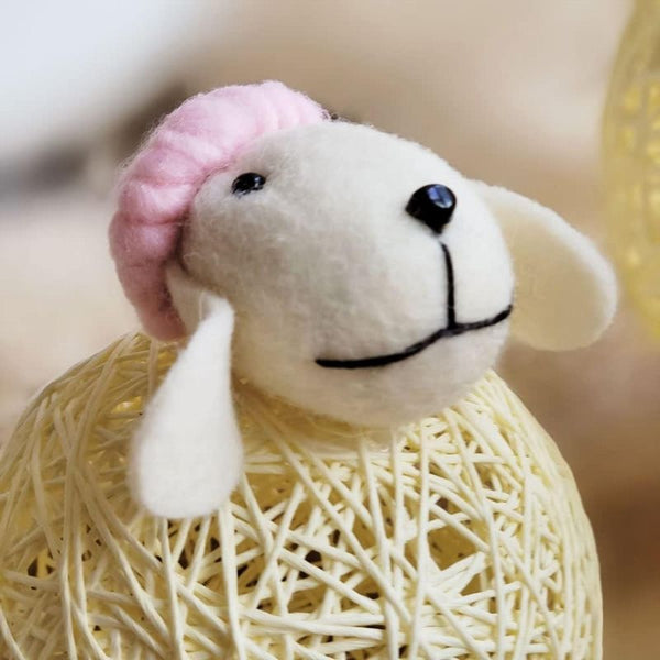 Tête du mouton en feutrine de laine bio sur veilleuse LED en rotin.