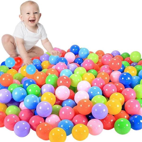 Balles pour piscine à balles multicolores avec un bébé souriant.