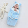 Bébé emmailloté dans le Nid d'Ange Bébé ours bleu pour garder bébé au chaud
