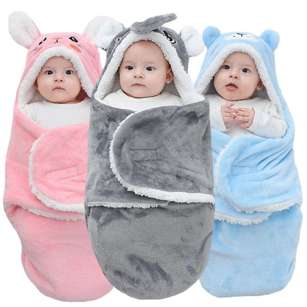 Confort et chaleur pour votre bébé avec le Nid d'Ange Bébé ours bleu, lapin rose et éléphant gris en tissu ultra-doux.