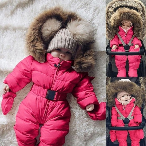 Combinaison Hiver Bébé rouge portée par un bébé pour des promenades hivernales stylées et confortables.