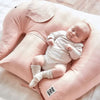 Coussin Bébé Éléphant rose avec un bébé apaisé, illustrant son soutien ergonomique.
