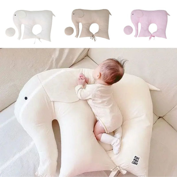 Coussin Bébé Éléphant blanc utilisé comme espace de jeu confortable pour bébé.