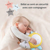 Bébé endormi câlinant sa veilleuse bébé hérisson pour un sommeil réconfortant.