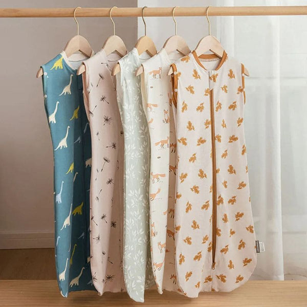 Collection de Langes d'Emmaillotage EcoWrap suspendus, designs variés.