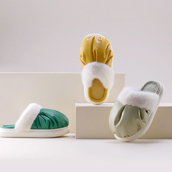 Collection de Chaussons Femme Confort vert, jaune, et gris mettant en avant leur design arrondi et leur fourrure douce.