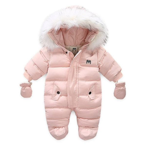 Combi Pilote Bébé rose avec capuche, moufles et finitions raffinées.