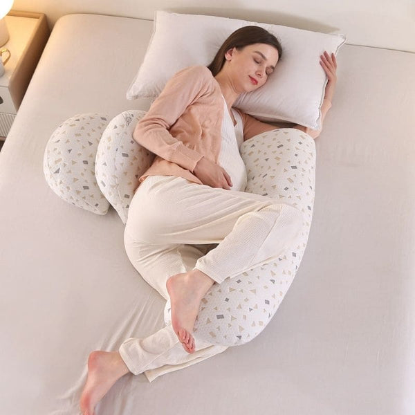 Femme enceinte dormant confortablement avec le Coussin de Grossesse BumpPillow-H offrant un soutien optimal et un sommeil réparateur.