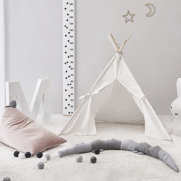 Tour de lit bébé crocodile au milieu d'un salon offrant une merveilleuse décoration.