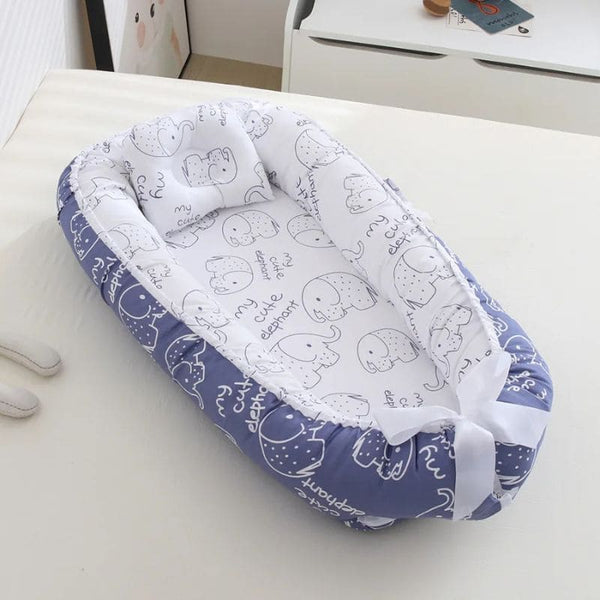 Réducteur de Lit Bébé élégant avec motifs "éléphant bleu" pour un sommeil apaisé.