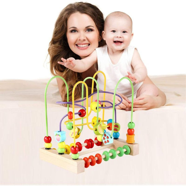 Moment de complicité entre maman et bébé avec le labyrinthe en bois bébé éducatif et ludique.