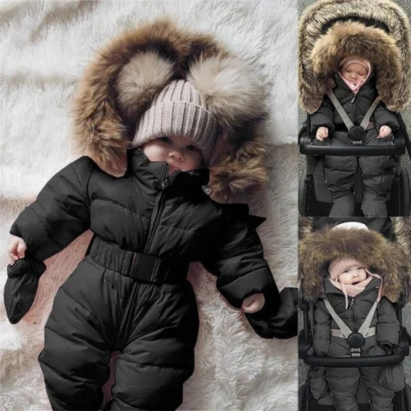 Combinaison Hiver Bébé noire portée par un bébé pour des promenades hivernales stylées et confortables.