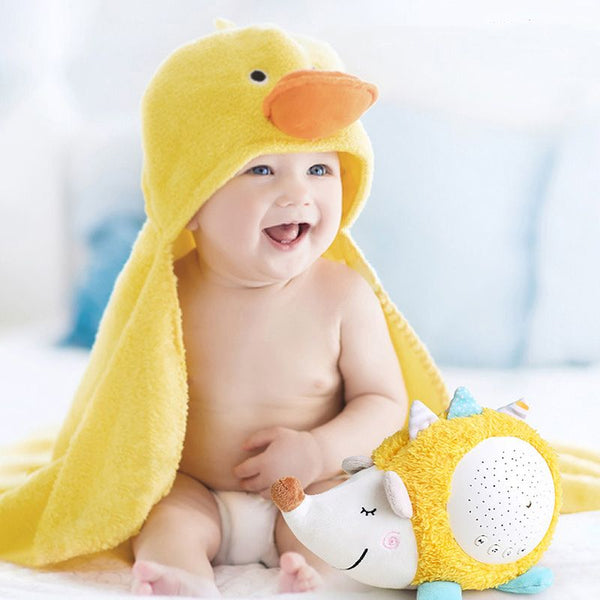 Bébé heureux jouant avec sa veilleuse bébé hérisson, un compagnon de douceur.